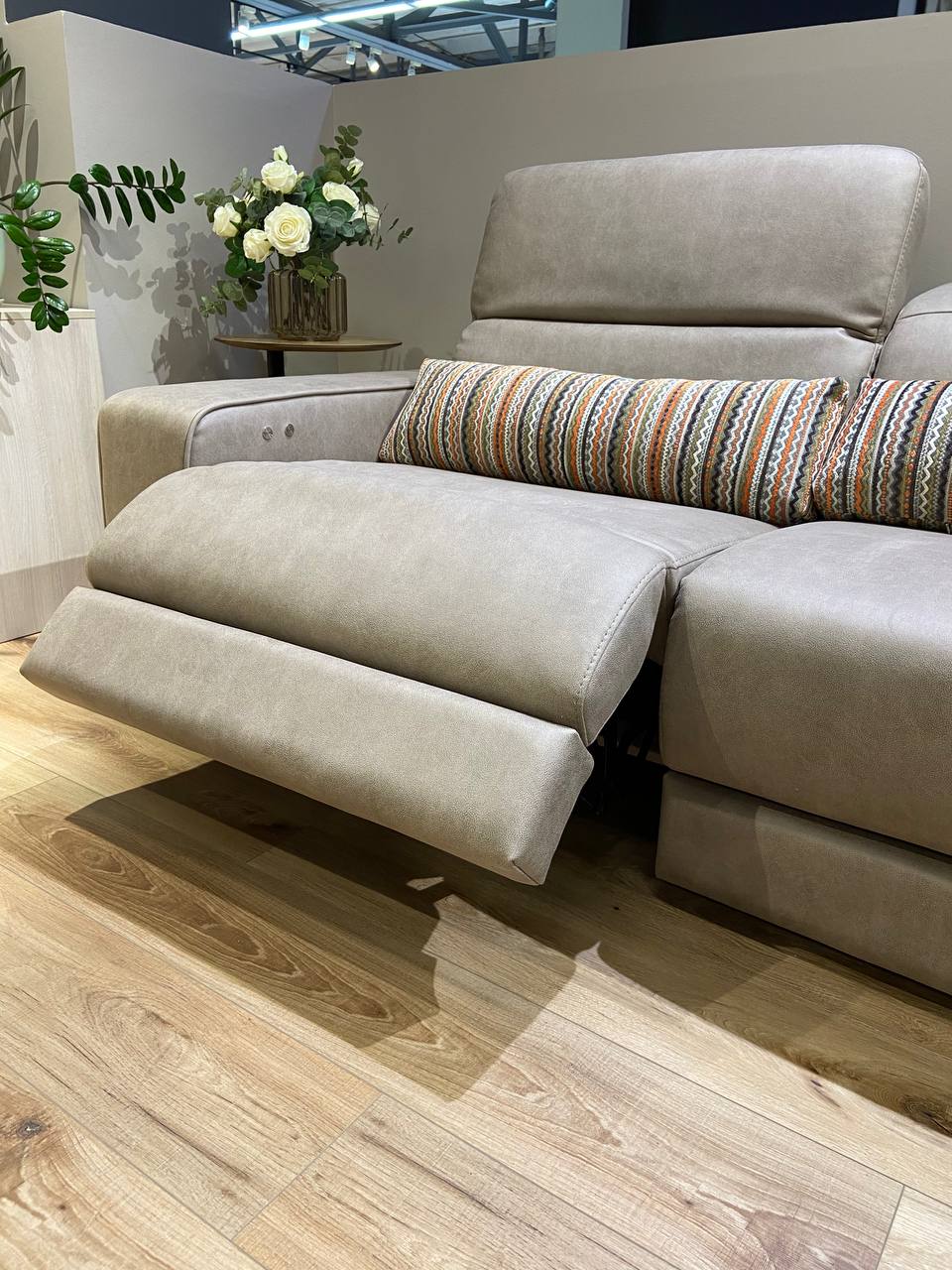 Диван двухместный с электро-реклайнерами Ribocco