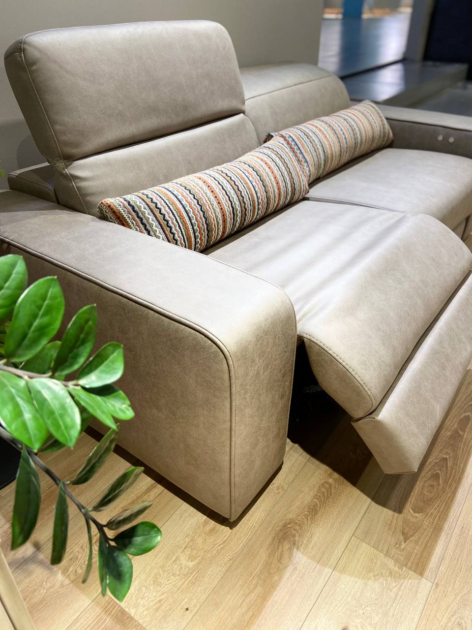 Диван двухместный с электро-реклайнерами Ribocco