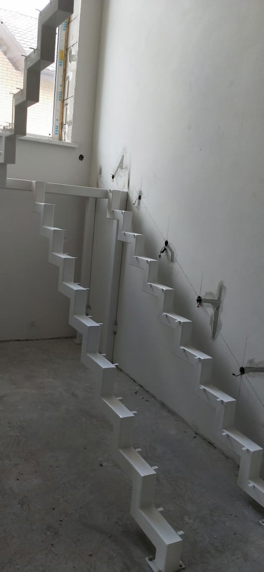 Каркас лестницы на двойном ломаном косоуре