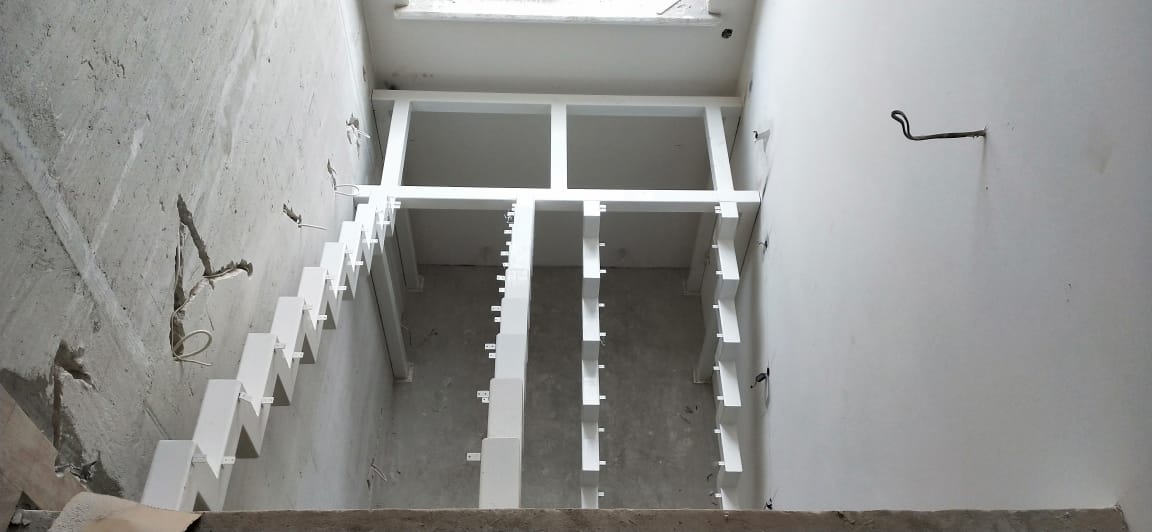 Каркас лестницы на двойном ломаном косоуре