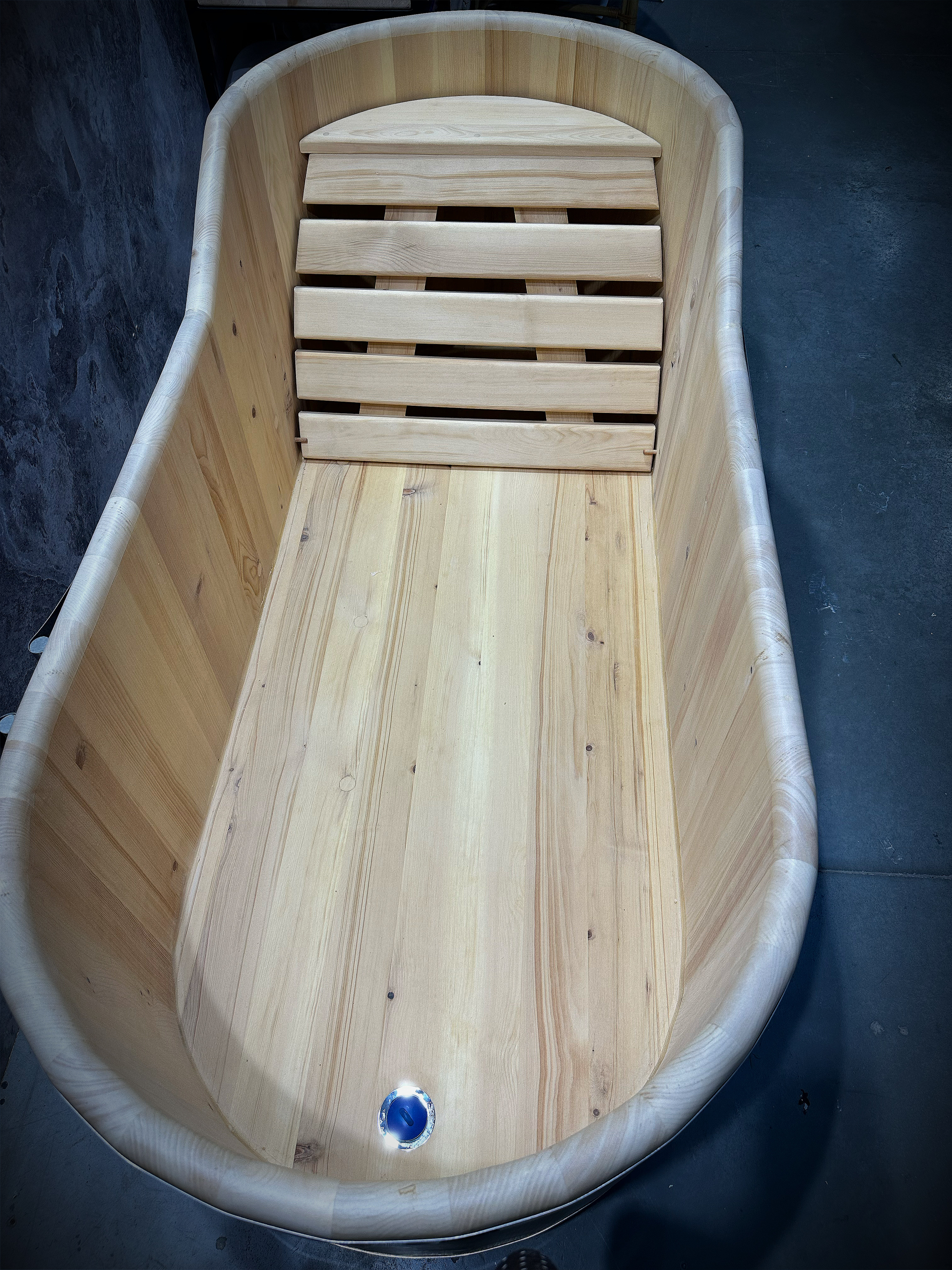 Деревянная ванна из кедра с перепадом высоты