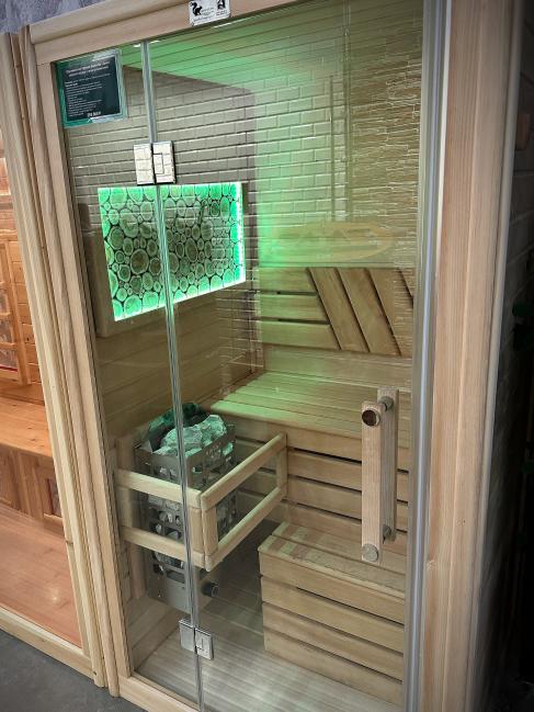 Одноместная прямая финская «Элит» сауна, кабина из кедра и липы с электрокаменкой