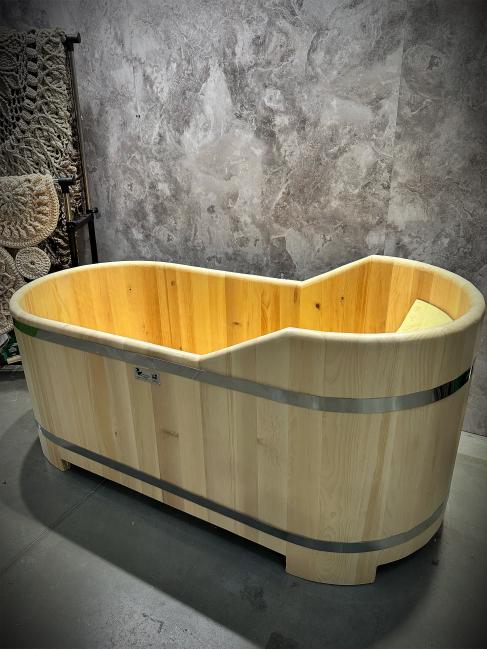 Деревянная ванна из кедра с перепадом высоты