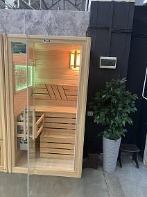 Одноместная прямая финская «Элит» сауна, кабина из кедра и липы с электрокаменкой