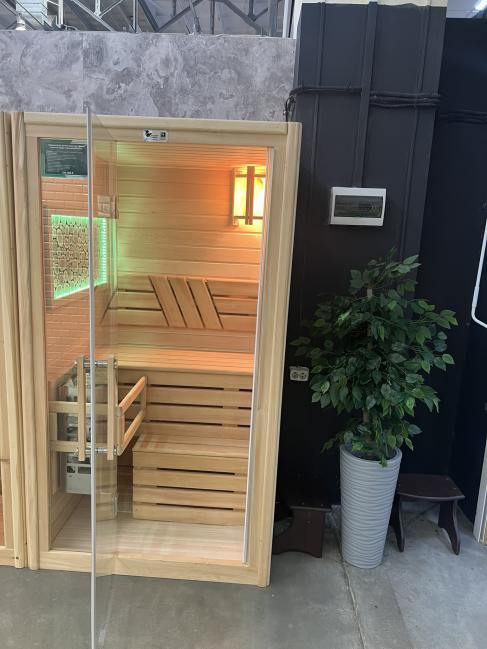 Одноместная прямая финская «Элит» сауна, кабина из кедра и липы с электрокаменкой