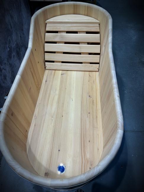 Деревянная ванна из кедра с перепадом высоты